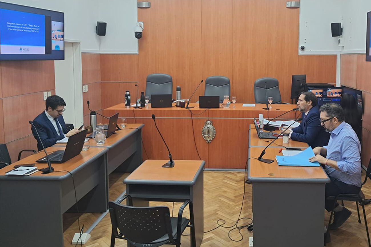 El auxiliar fiscal Miguel Yivoff, en una de las audiencias del juicio ante el Tribunal Oral en lo Criminal Federal N° 8. (Fiscales.gob.ar)