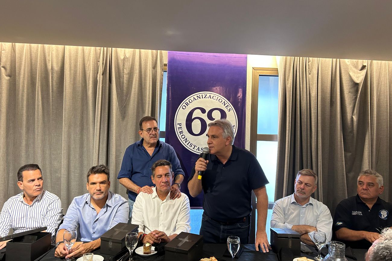 El gobernador Llaryora habla en un encuentro de las 62 Organizaciones Peronistas que lidera el concejal Ricardo Moreno. Lo acompañaron varias de sus espadas políticas: Marcelo Rodio, Facundo Torres, Miguel Siciliano. También estuvo el viceintendente Javier Pretto. (Prensa 62 Organizaciones) 