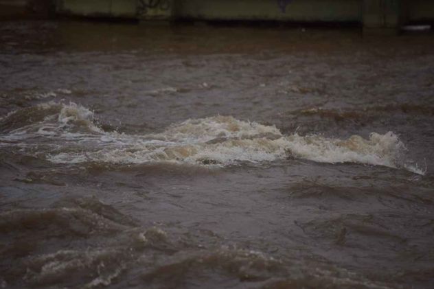 Llueve en Córdoba y hay cortes totales en Costanera en el fin de semana extra largo. 
