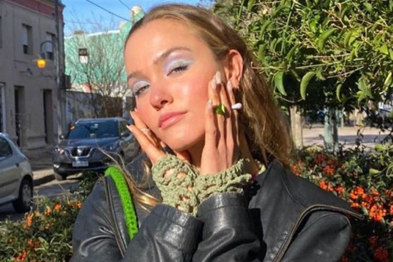 Sofía Solá, hija de Maru Botana, organizó una feria americana con prendas de su propio placard, donde ofreció ropa en buen estado con precios accesibles que van desde los 5.000 hasta los 20.000 pesos.