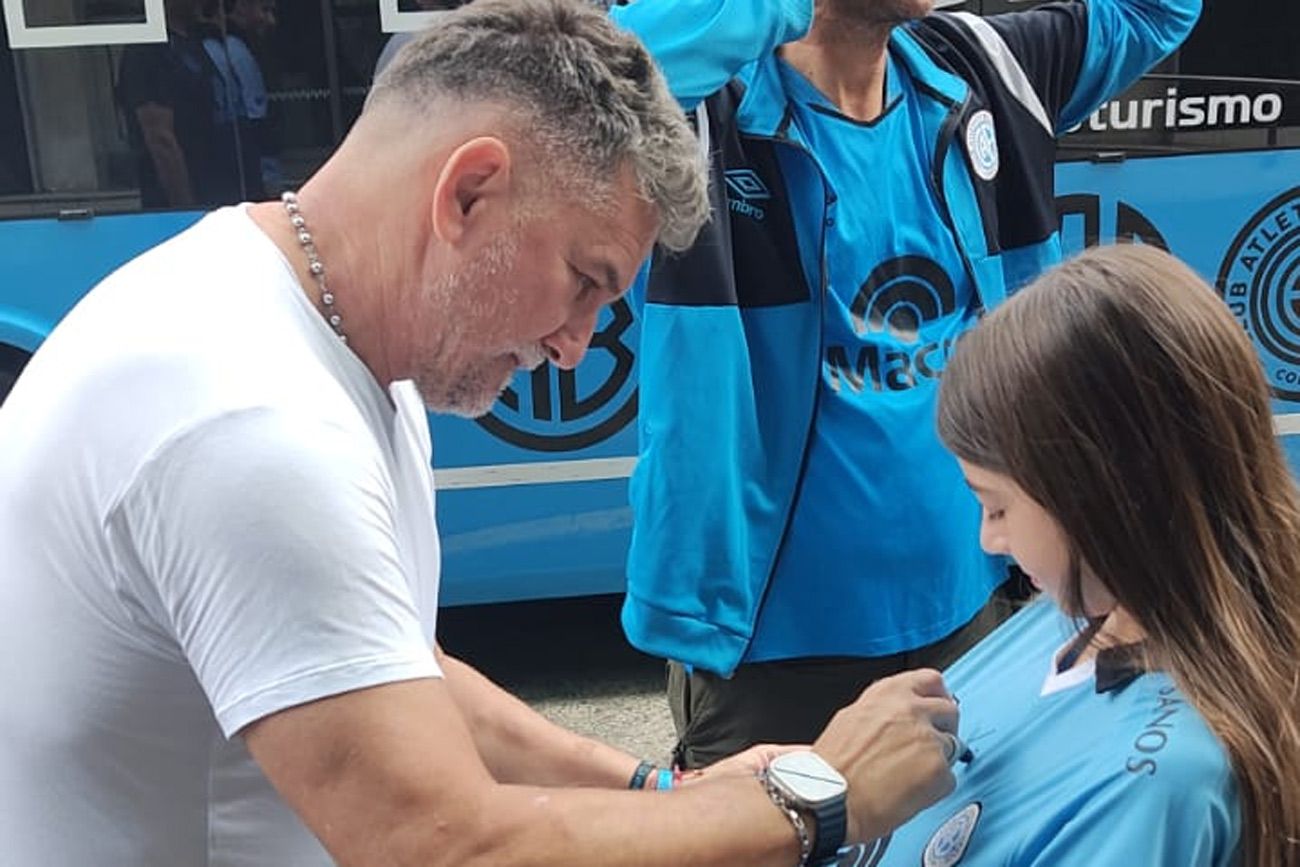 Artime firmó autógrafos en el hotel donde concentra Belgrano.
