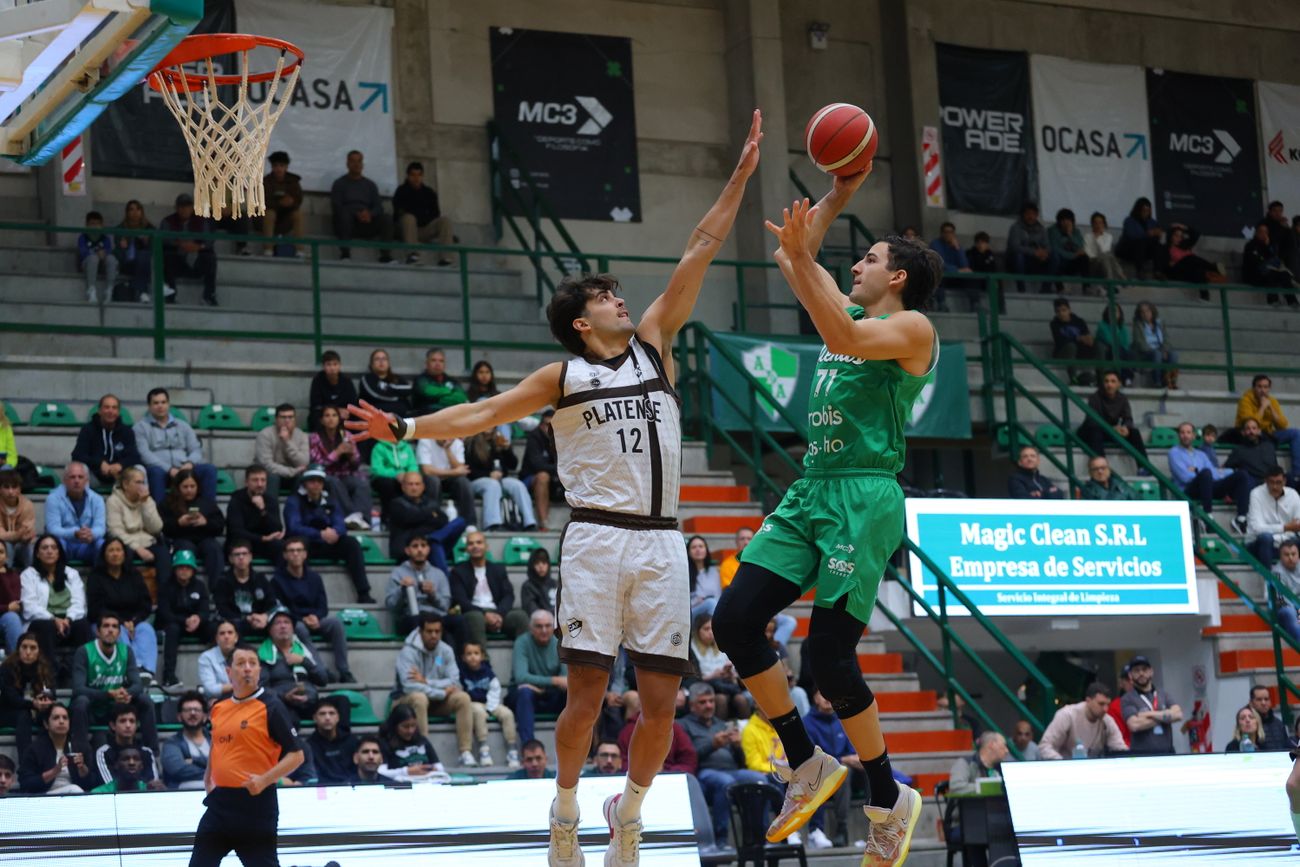 Juan Cruz Oberto, de buena tarea en el partido que Atenas jugó en barrio General Bustos ante Platense. (Prensa Atenas)