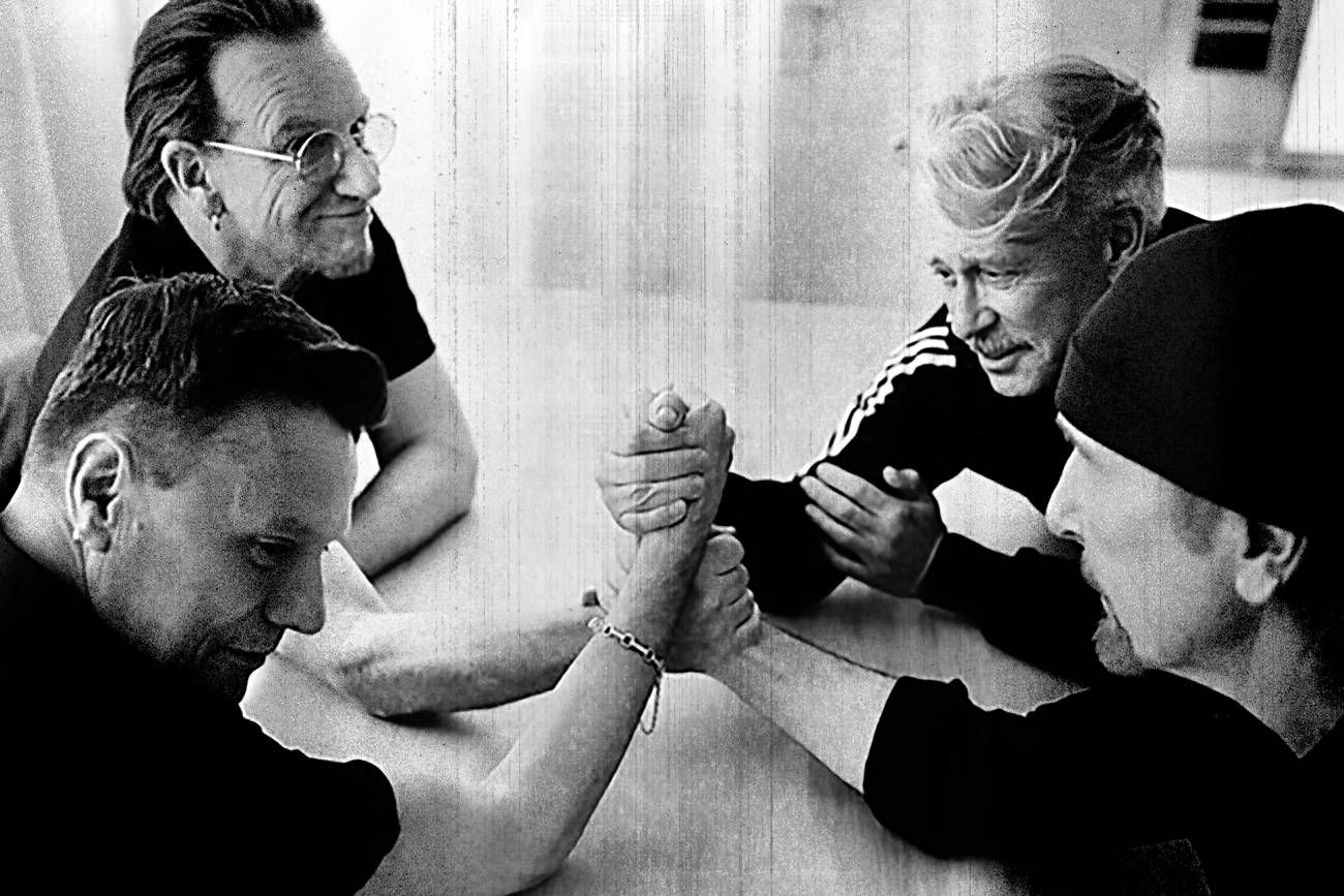 Los U2, sentados a la mesa como amigos de verdad. (Gentileza Anton Corbijn)