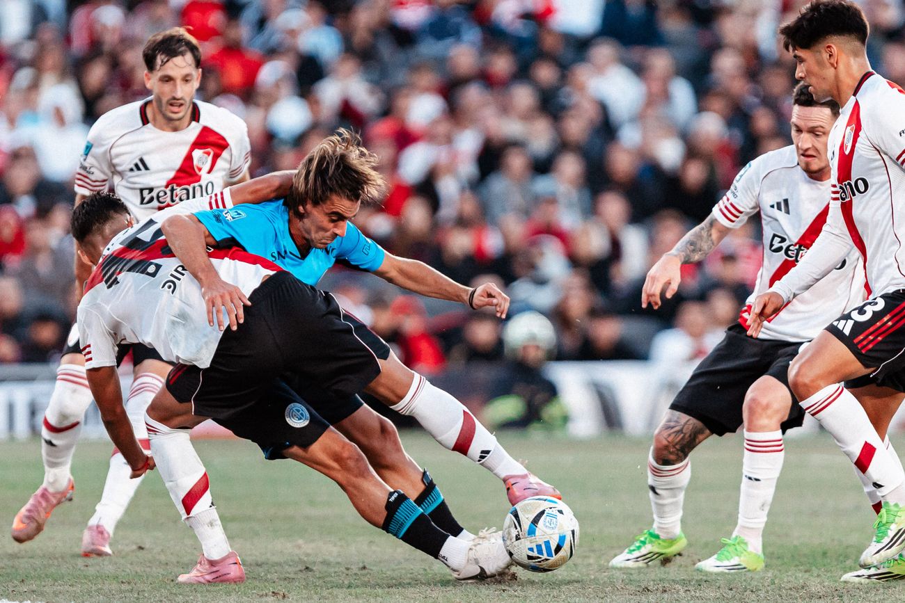 Metilli en lena lucha por el balón en la cancha de River (Prensa Belgrano).