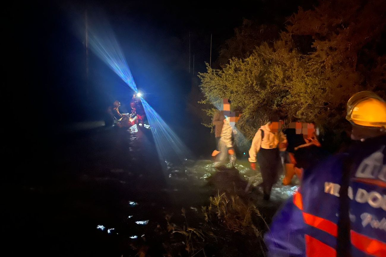 Familias evacuadas por la crecida del río Los Sauces en Villa Dolores y Las Tapias
