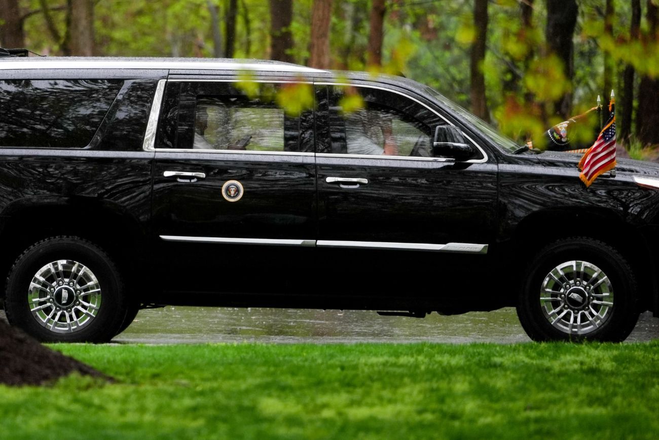 Donald Trump usa su teléfono en el asiento trasero de una camioneta SUV al salir del Trump National Golf Club, el domingo 5 de abril de 2026, en Sterling, Virginia.