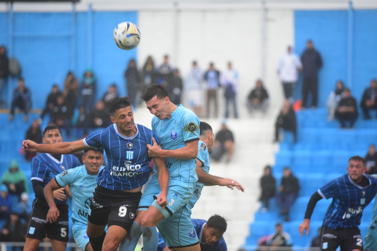 Racing. Cayó ante Ciudad de Bolívar en Nueva Italia. Pablo Chavarría fue a buscar uno de los tantos centros que le tiraron sin demasiada precisión.