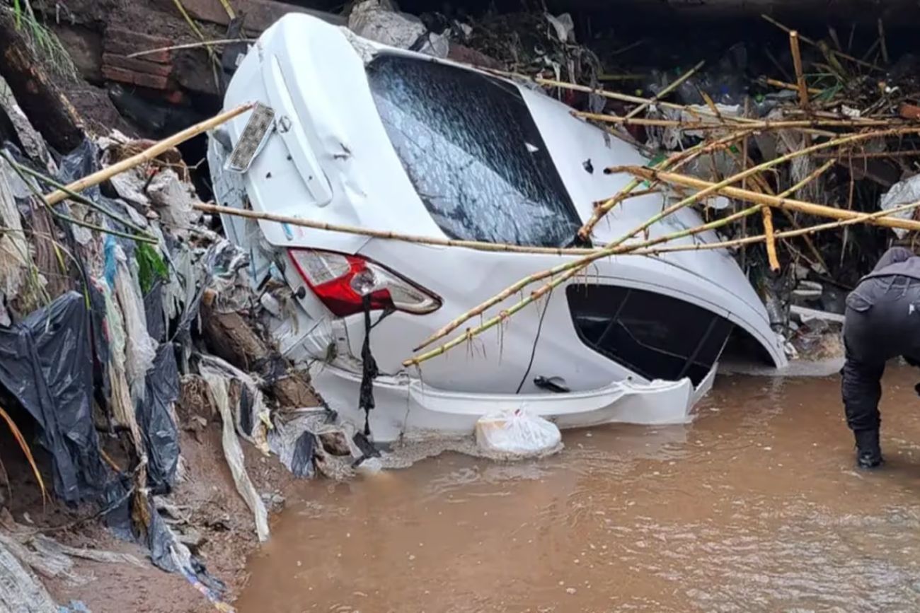 Hallaron muerta a una pareja en Tucumán tras el temporal: su auto fue arrastrado por un canal