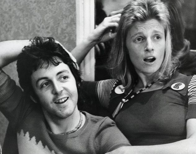 Paul McCartney junto a su esposa Linda. 