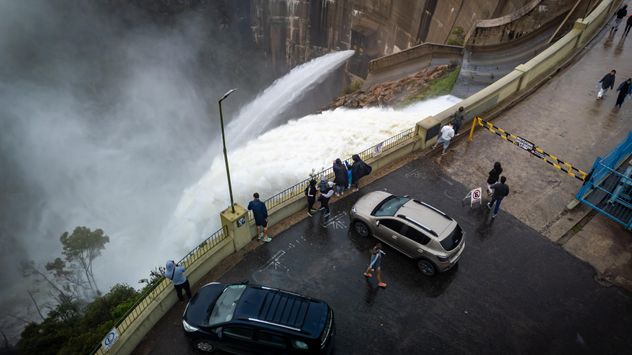 Impactantes fotos del Dique La Viña que superó el nivel del paredón.
