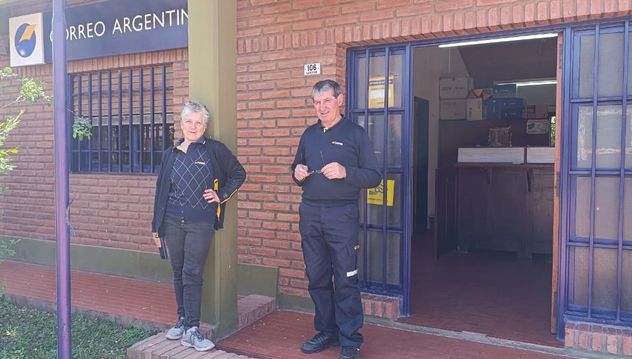 Cuando aún existía el Correo en el pueblo. Julio “Tito” Ramírez, trabajó 45 años en el Correo de Villa del Dique. Al poco tiempo que se jubiló, cerró.