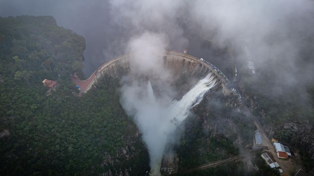 Impactantes fotos del Dique La Viña que superó el nivel del paredón.