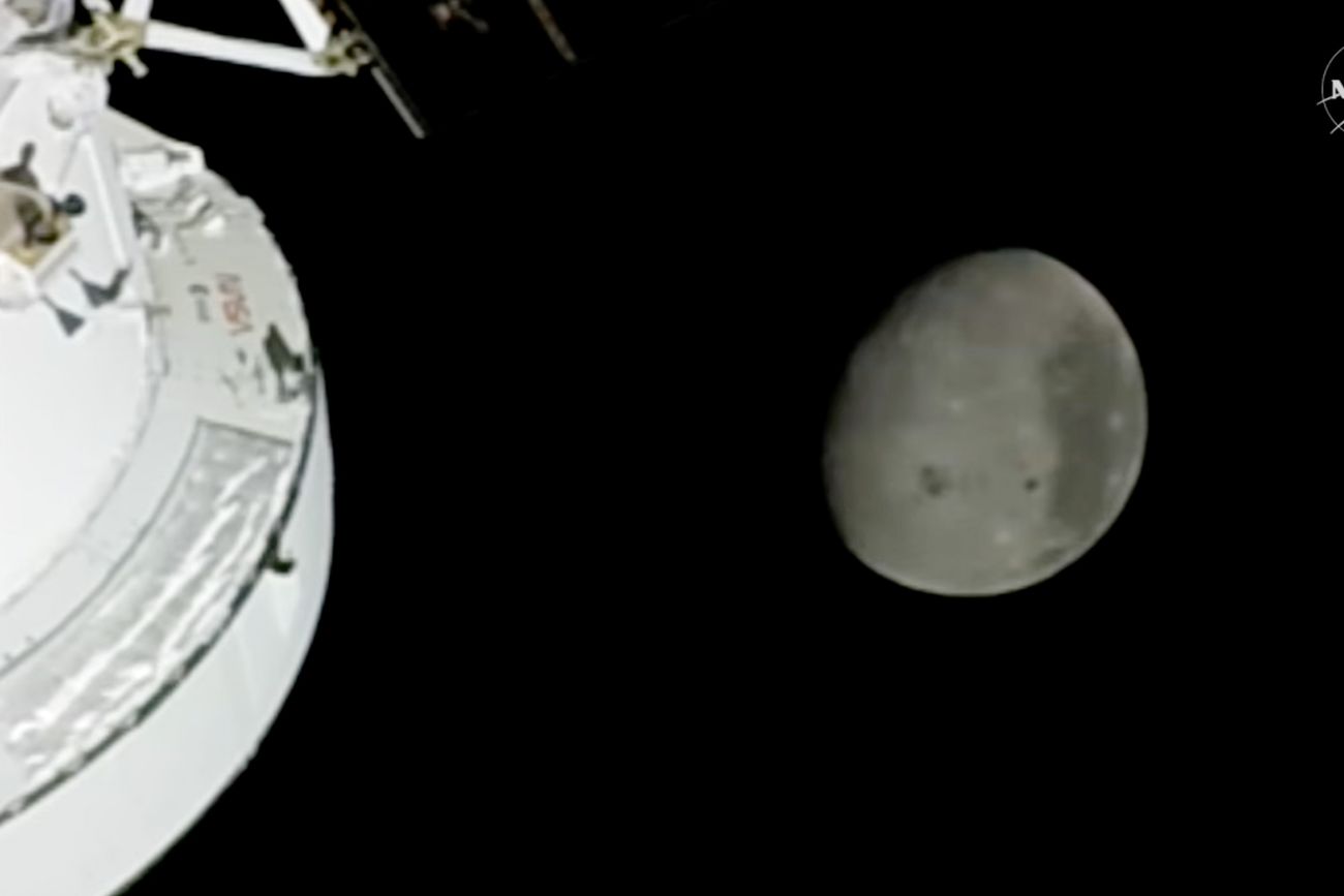 La Luna, desde la nave espacial Orion, después de que los astronautas de Artemis II superaron el récord del Apollo 13 y su tripulación es la que más lejos viajó en el espacio. 
