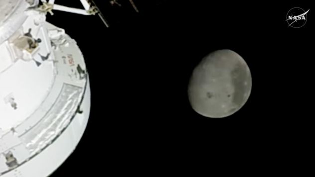 La Luna, desde la nave espacial Orion, después de que los astronautas de Artemis II superaron el récord del Apollo 13 y su tripulación es la que más lejos viajó en el espacio. 