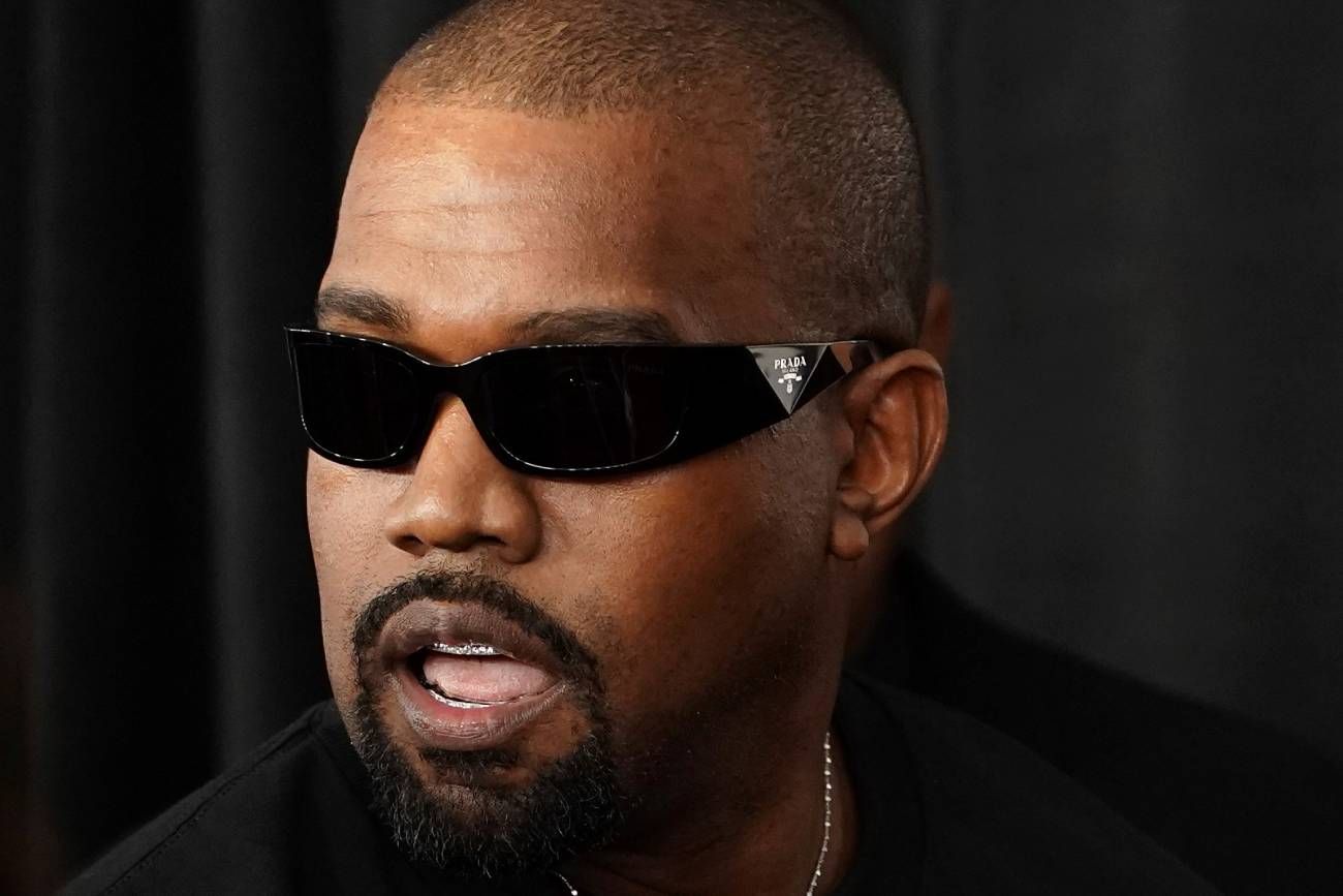 Kanye West quiere volver al ruedo como si nada hubiera pasado. Y no lo dejan. (AP)