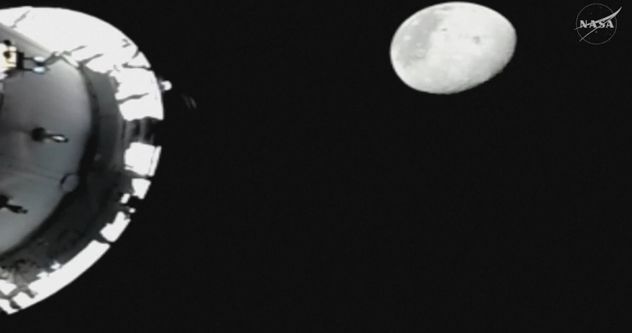 El momento en el que los astronautas de Artemis II se han convertido en los humanos que más lejos han viajado en el espacio.