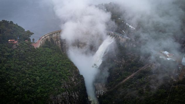 Impactantes fotos del Dique La Viña que superó el nivel del paredón.