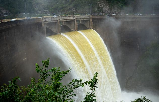 Impactantes imágenes de los Diques San Roque y Los Molinos, a pleno tras las lluvias del fin de semana. 