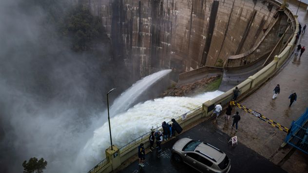 Impactantes fotos del Dique La Viña que superó el nivel del paredón.