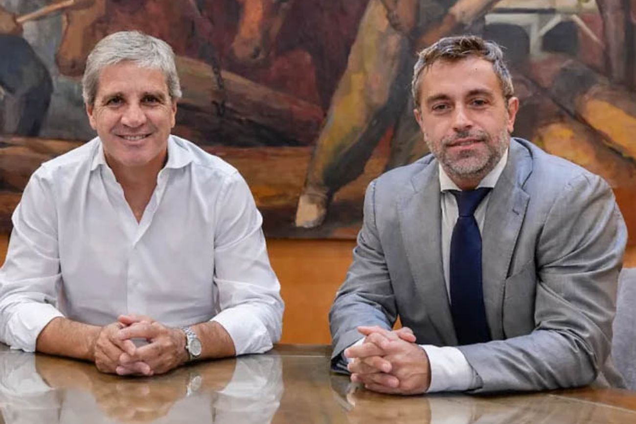 Luis Caputo y Federico Furiase, del equipo del ministerio de Economía. 