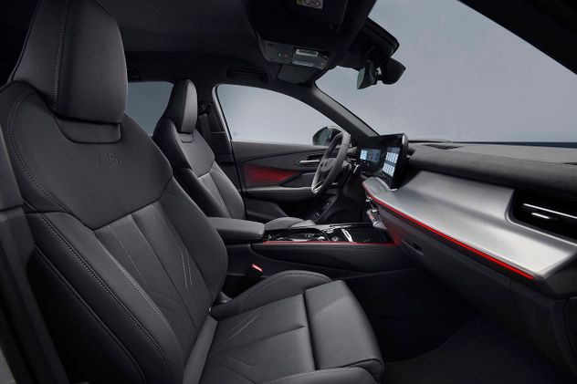 Por dentro, el protagonismo recae en el Audi Digital Stage: instrumentación de 11,9” y pantalla central táctil de 12,8” con sistema operativo Android Automotive.