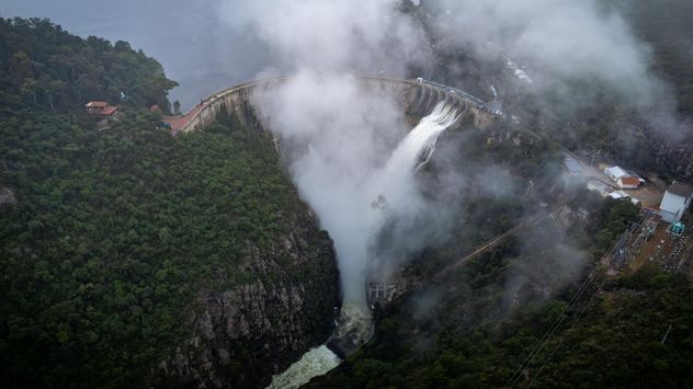 Impactantes fotos del Dique La Viña que superó el nivel del paredón.