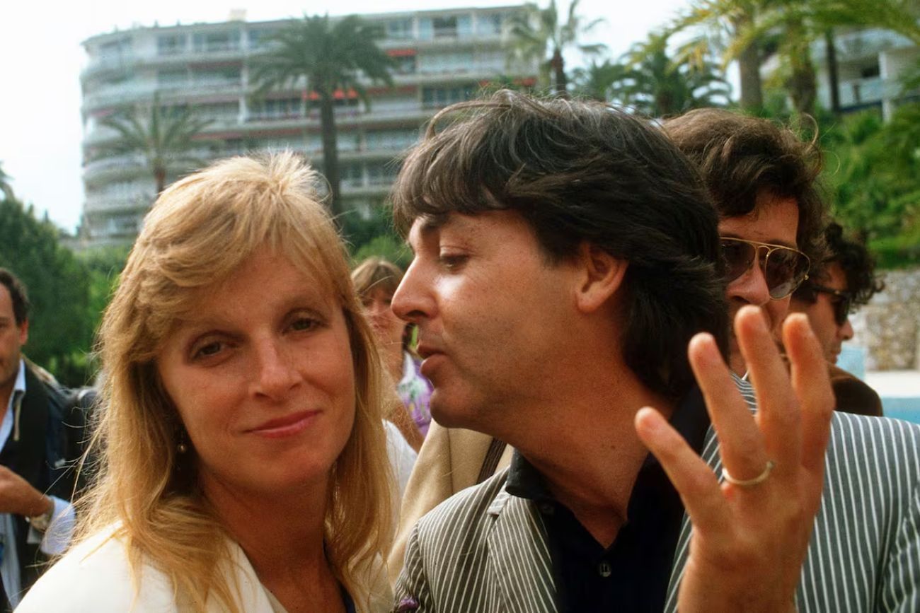 Paul McCartney junto a su esposa Linda. 