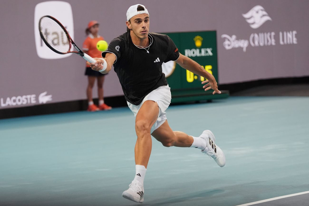 Francisco Cerúndolo tuvo un estreno destacado en el Masters 1000 de Montecarlo venciendo al griego Stefanos Tsitsipas, tres veces campeón del certamen. (AP)