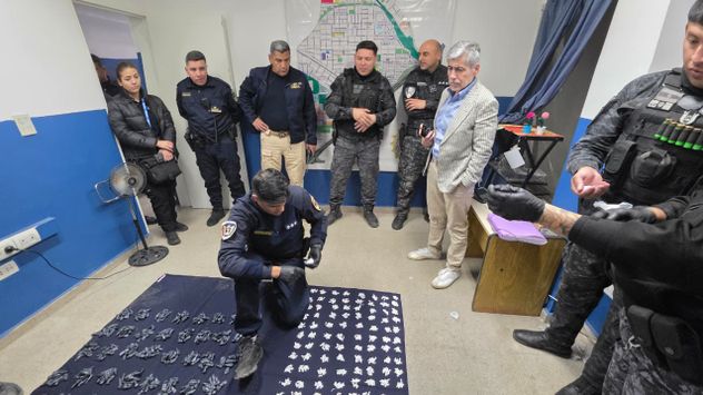 Operativo policial que permitió secuestrar droga en un búnker en Cooperativa Los Paraísos. (Policía)