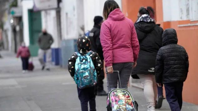 La asistencia económica está dirigida a familias con hijos en edad escolar que asisten a instituciones privadas con aporte estatal y cuyos ingresos no superan los siete salarios mínimos.