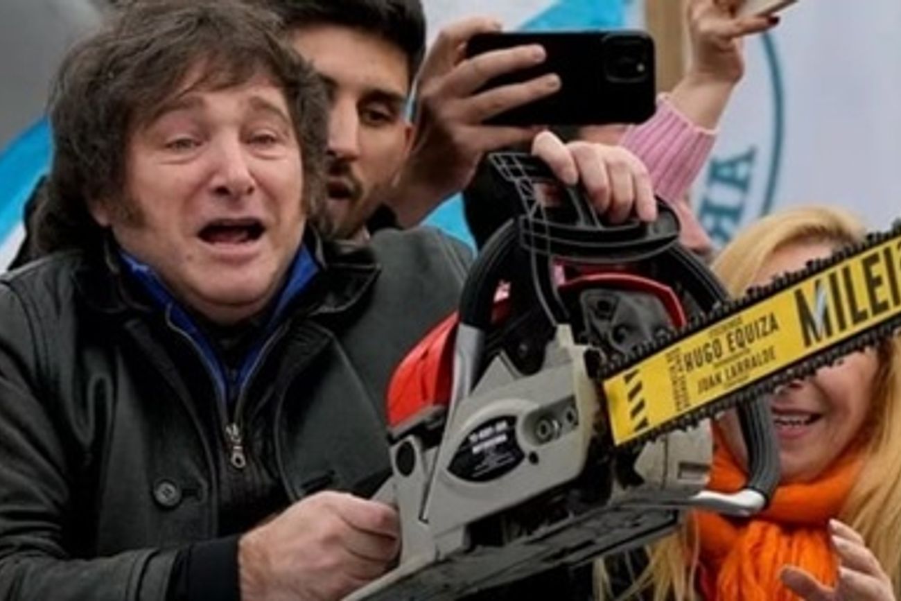 Javier Milei con una motosierra.