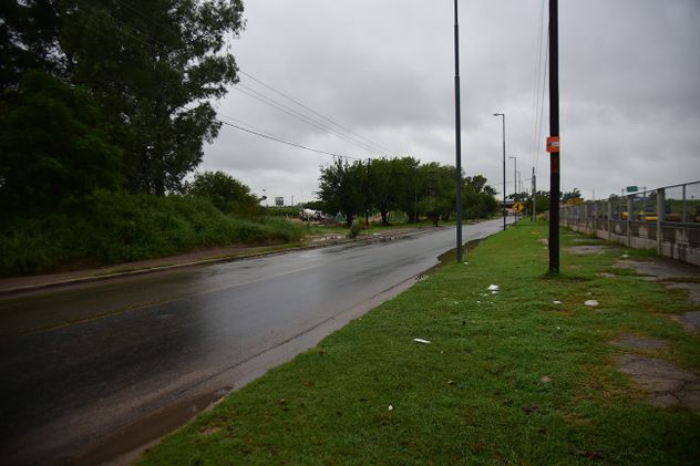 El atacante habría llegado al domicilio de la víctima en búsqueda de una mujer, en una zona dominada por un paisaje rural. (La Voz).