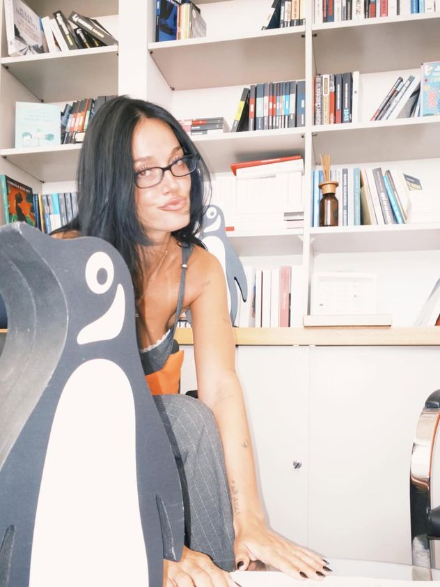Oriana Sabatini publicó fotos junto a la editorial Penguin.