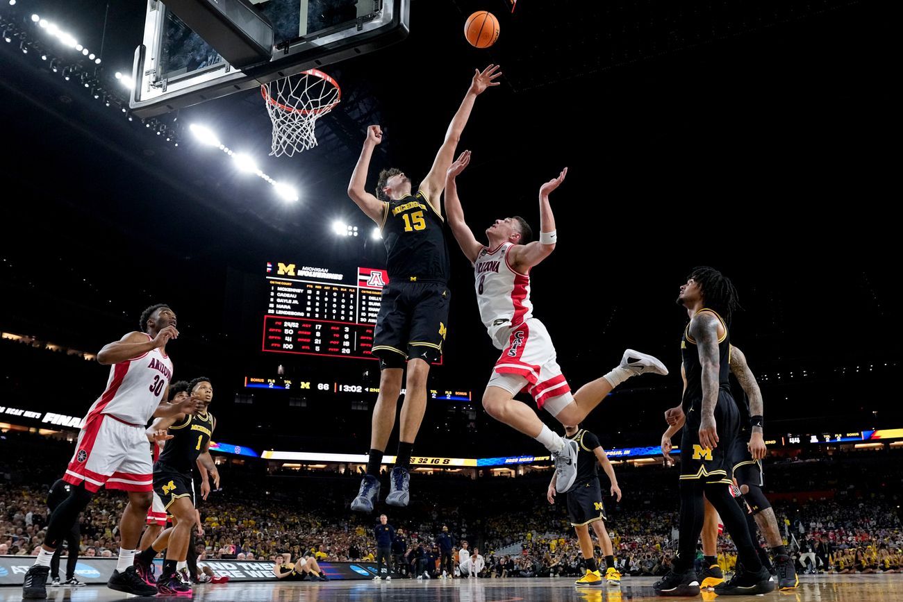 El español Aday Mara es una de las cartas de Michigan en la final del básquet universitario ante el favorito Uconn. (AP)