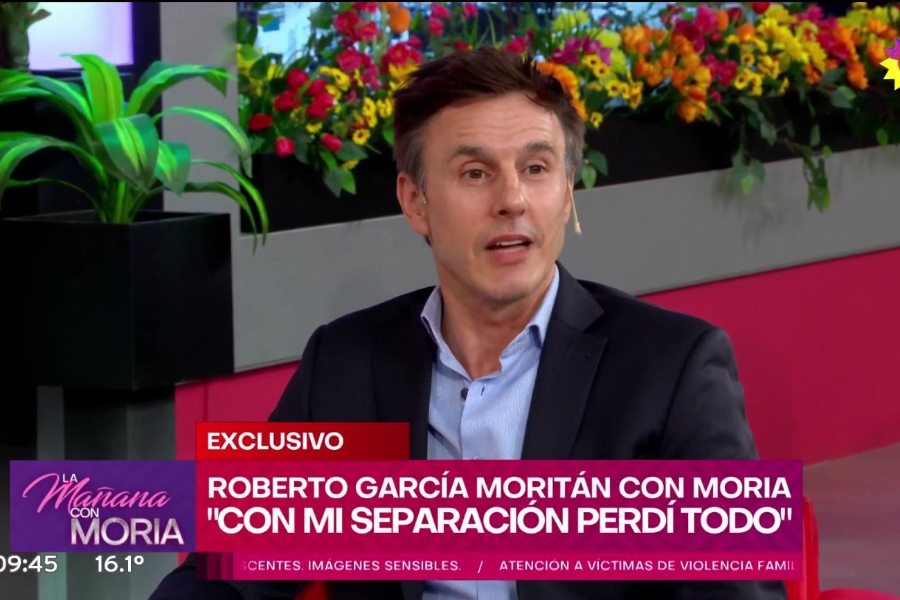 Roberto García Moritán sentado en el programa de Moria Casán para una entrevista con la diva.