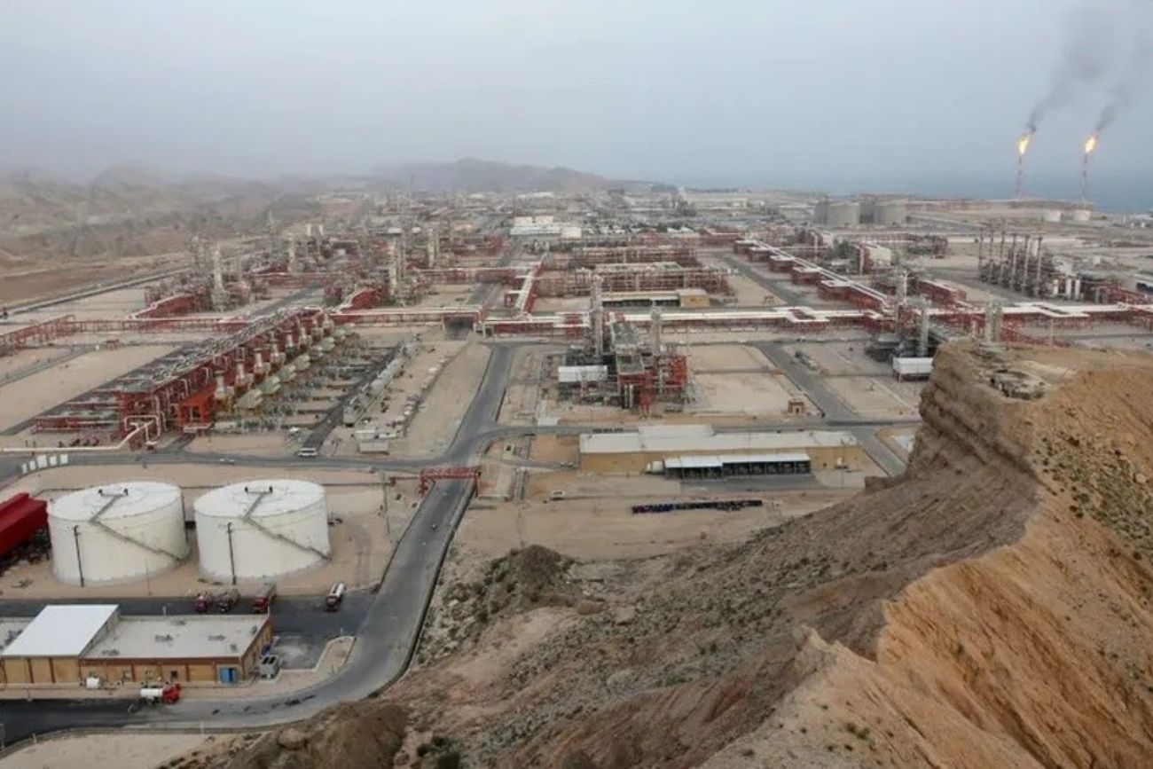 Refinerías que abastecen al yacimiento de gas de South Pars en Asaluyeh, Irán. 