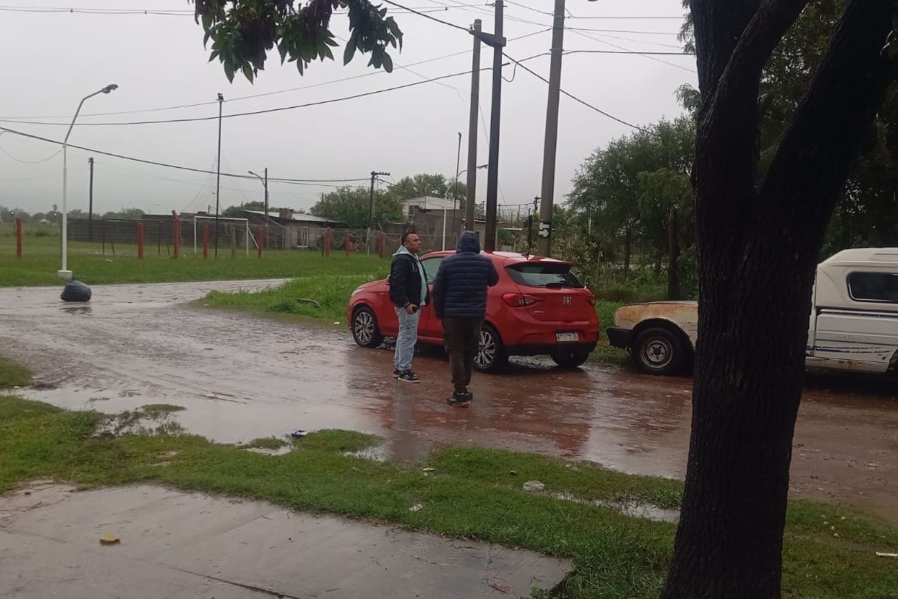 El auto robado, al ser hallado tras el asalto. 