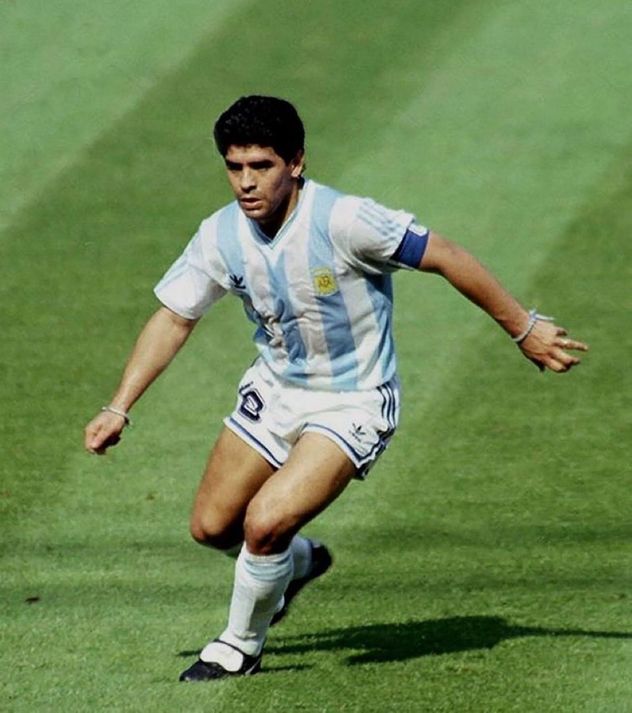 La foto en la que se basaron para crear la figurita de Maradona que aparece en la nueva serie de Harry Potter