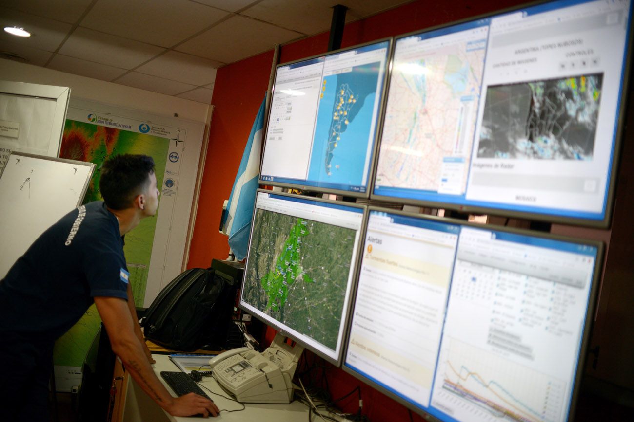 El Servicio Meteorológico recopila datos de presión atmosférica, temperatura y humedad para elaborar pronósticos sobre el estado del clima. 