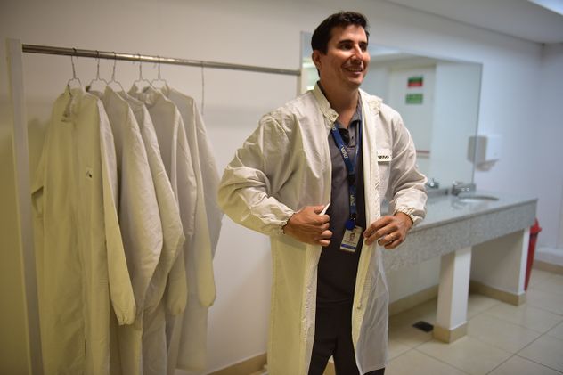 La preparación para ingresar a la sala limpia. 