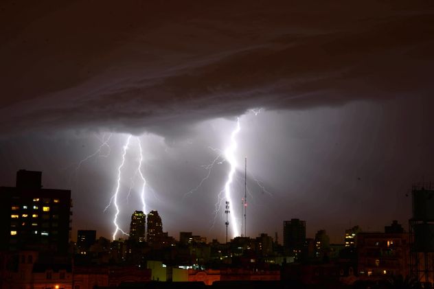 El Servicio Meteorológico recopila datos de presión atmosférica, temperatura y humedad para elaborar pronósticos sobre el estado del clima.