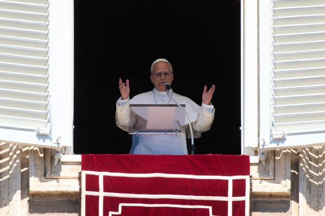 El papa León XIV desde la ventana de su estudio con vistas a la Plaza de San Pedro, en el Vaticano, el lunes 6 de abril de 2026.
