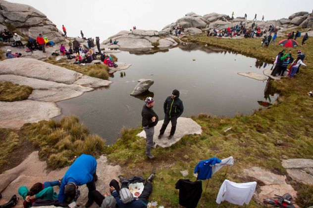 El cerro Champaquí y el agua sobre su cumbre. De ah surge la leyenda sobre la "novia de la Laguna".