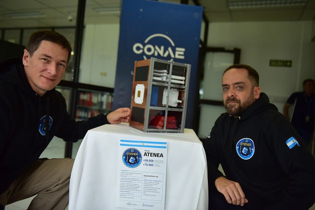 Hugo Videla, operador de Segmento Terreno de la misión Atenea, Juan Echeluce, operador de la Estación Terrena Córdoba con el prototipo de Atenea. 