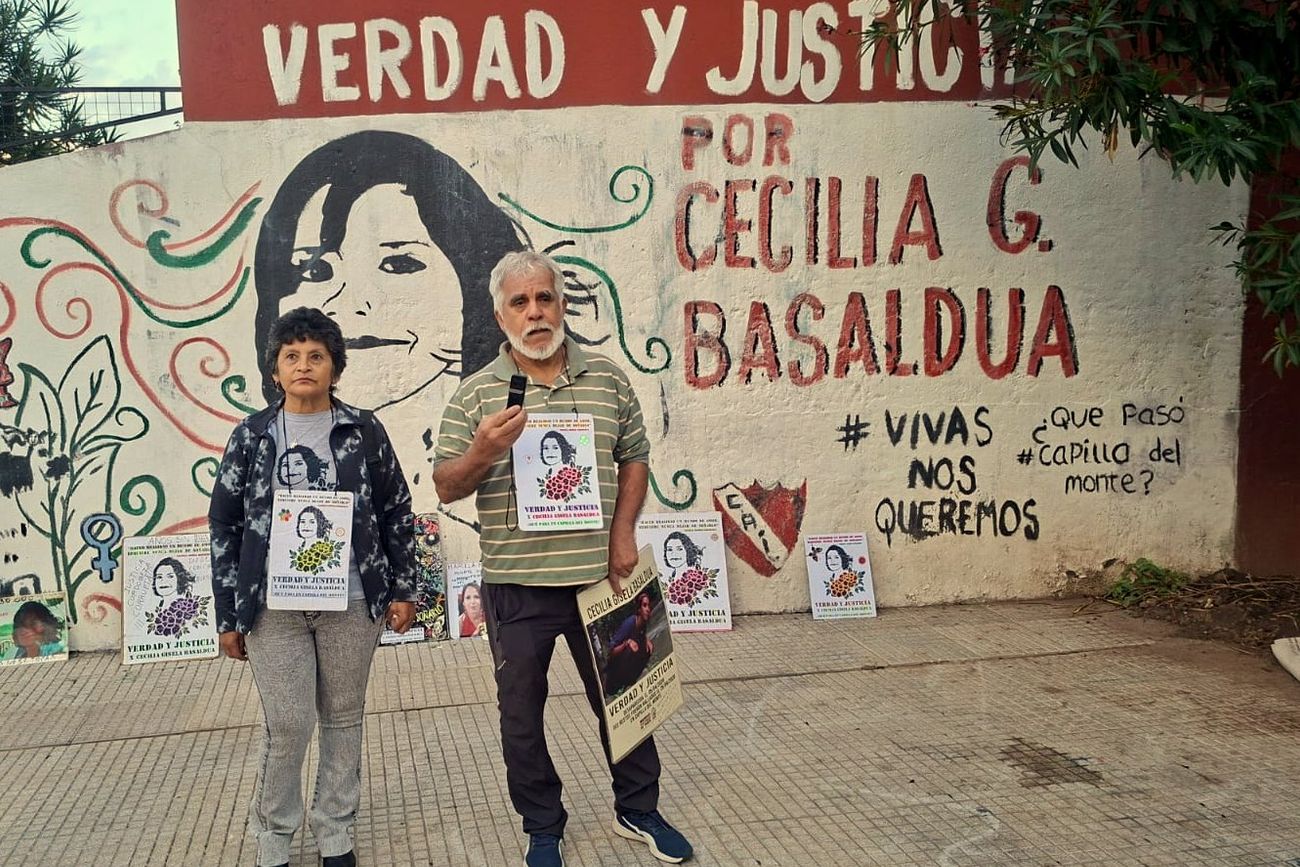La madre y el padre de Cecilia Basaldúa, en Buenos Aires, ante un mural que la recuerda y en el que se reclama justicia.
