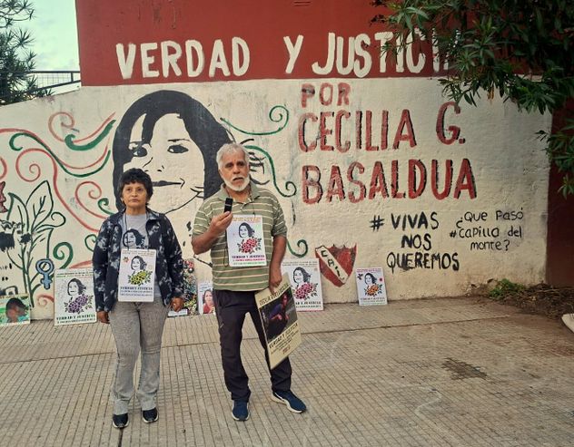 La madre y el padre de Cecilia Basaldúa, en Buenos Aires, ante un mural que la recuerda y en el que se reclama justicia.