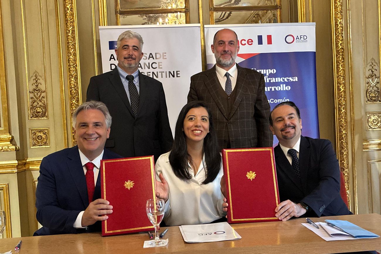 Llaryora firmó crédito con Francia para infraestrtuctura hospitalaria.