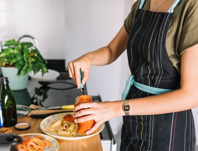 Comodines que salvan la semana: qué tener en casa para no caer siempre en el delivery