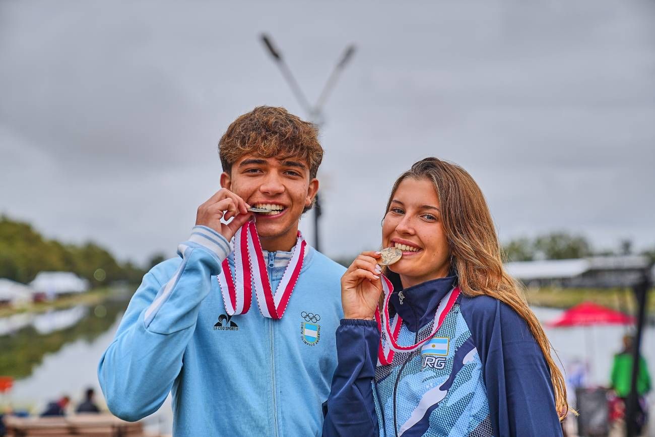 Bautista Ahumada y Sara Gramática, cordobeses medallistas en el Mundial Sub 17 de Esquí Náutico en Villa Dolores. 