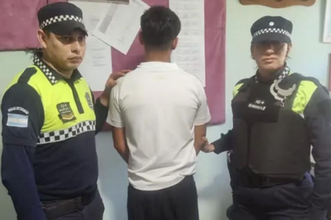 Tucumán: un alumno llevó un revólver cargado con seis balas a la escuela y fue detenido en plena clase. (Gentileza Contexto)
